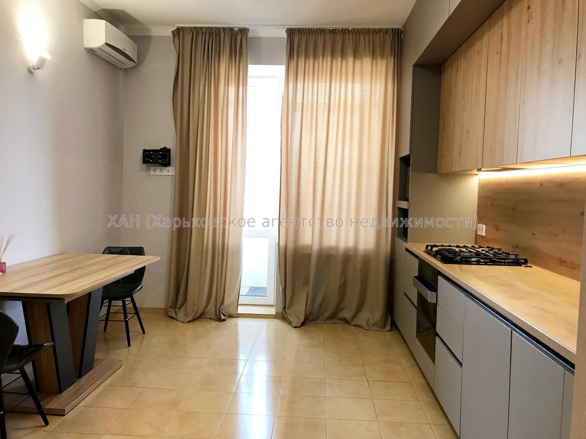 Продам 4к кв.у центрі міста 120тис.з послугами АН  М52