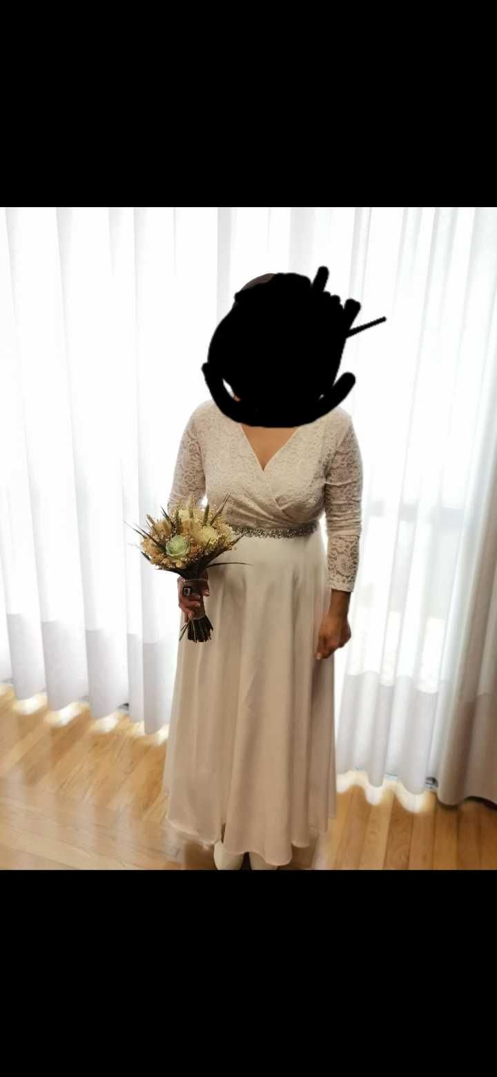 Vestido branco de noiva com acessorios