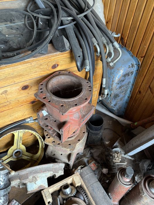 Продам колінвал т-40 і інші запчастини до тракторів