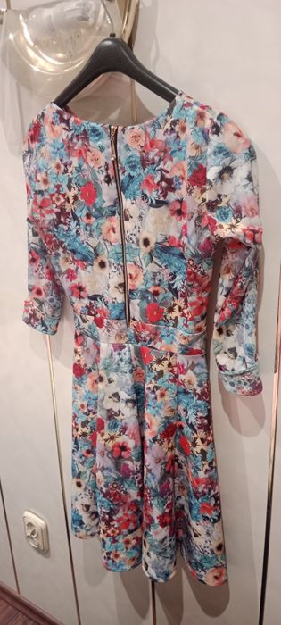 Piękna sukienka w kwiatki 152