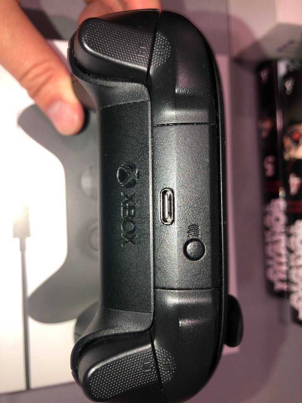 Оригінальний геймпад Xbox Series з кабелем USB-C у комплекті.