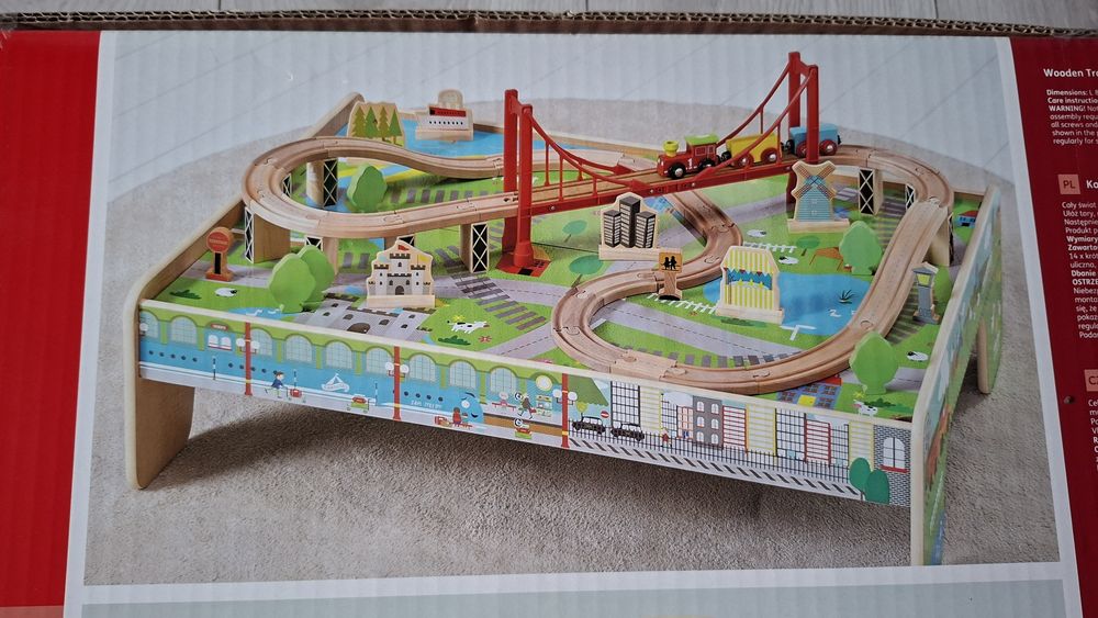 Nowy drewniany stolik z kolejką i torami carousel