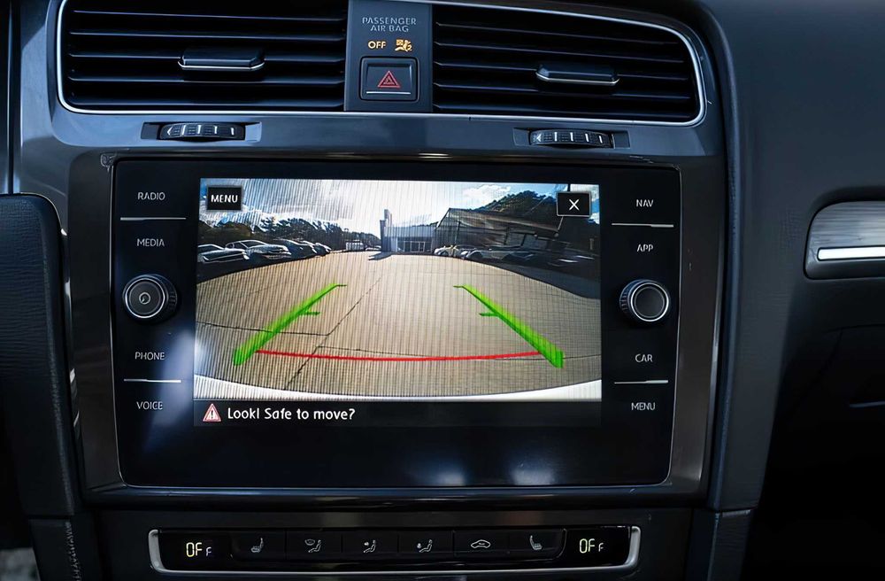 Volkswagen e-Golf      2017