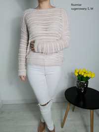 Pastelowy sweter w paski futrzany