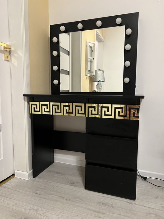 Czarna toaletka do makijażu wizażu z oświetleniem ze wzorem greckim