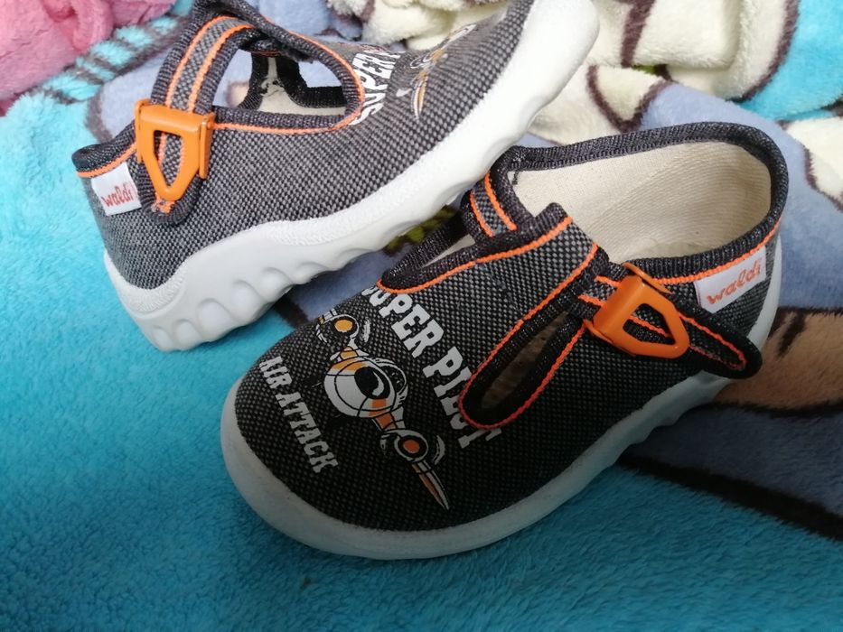 Дитячі кросівки оригінал puma, крокси, тапки валді