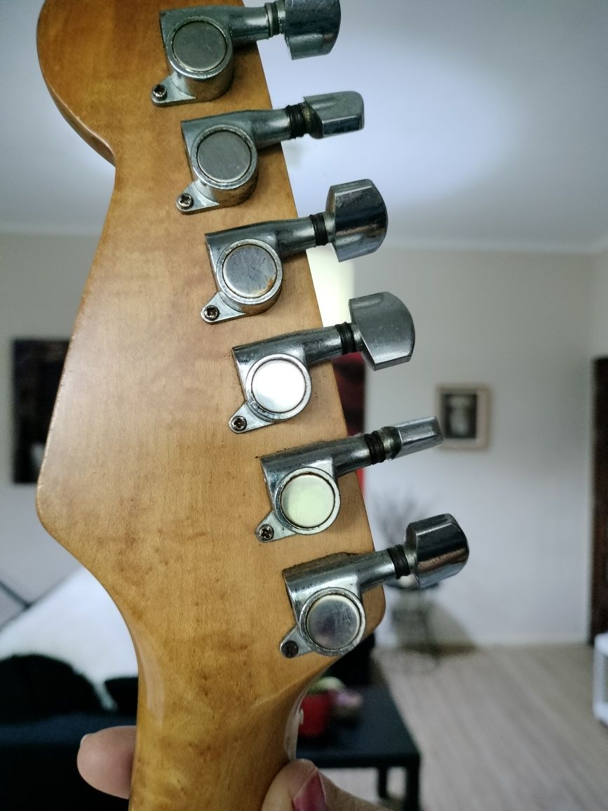 Guitarra eléctrica com 6 cordas com amplificador