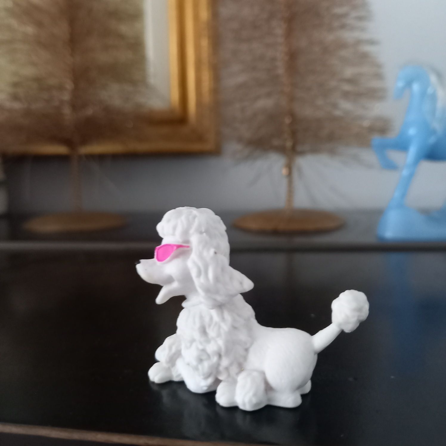 Urocza figurka Mattel piesek biały w okularach pies miniaturka 2009