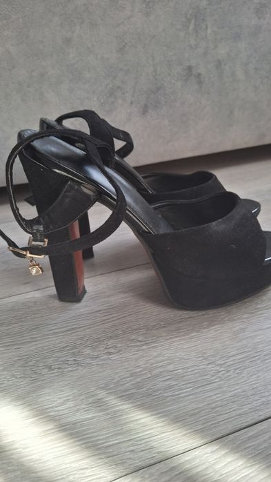 Босоніжки жіночі