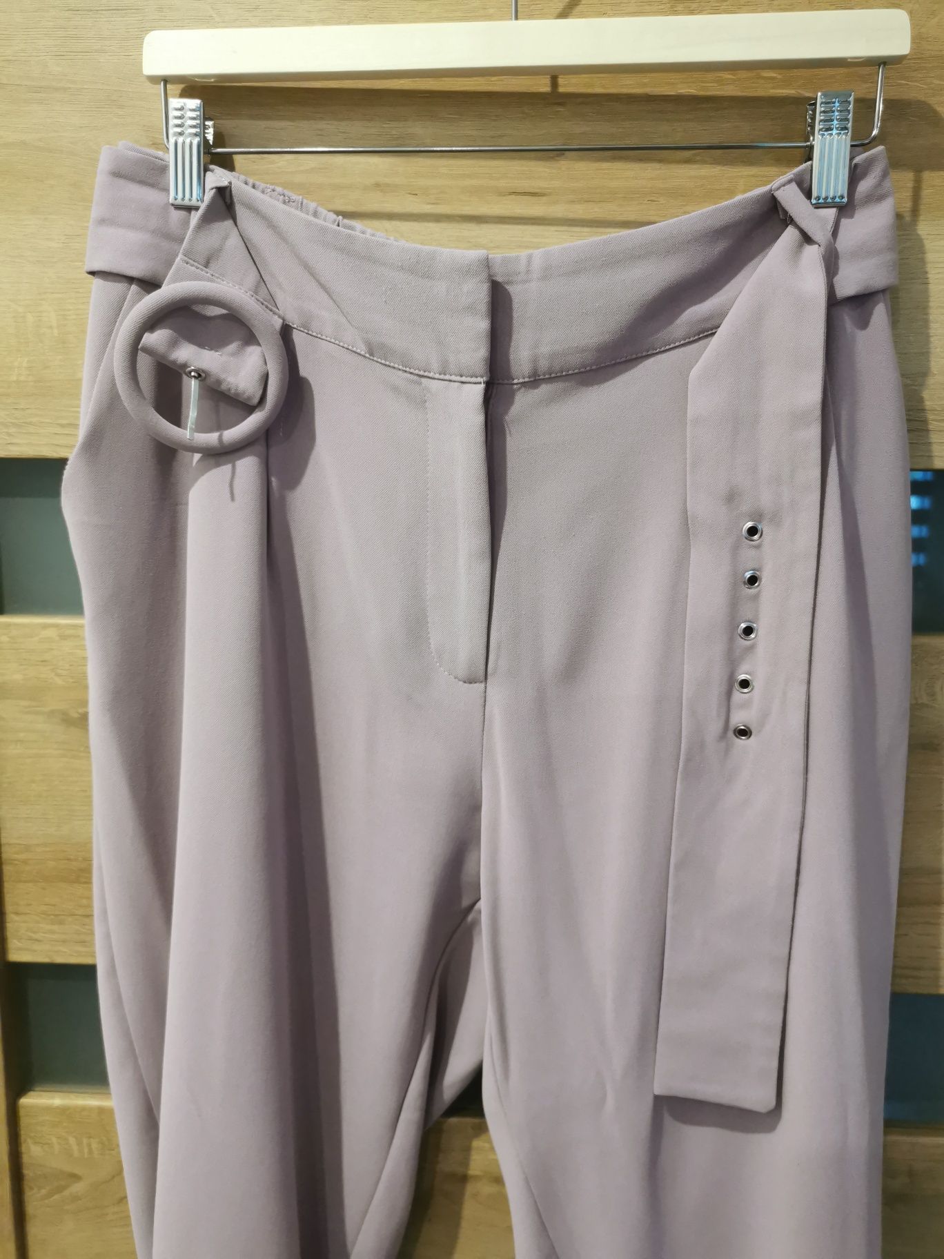 Liliowe eleganckie spodnie z paskiem 42 wyjściowe do garnituru