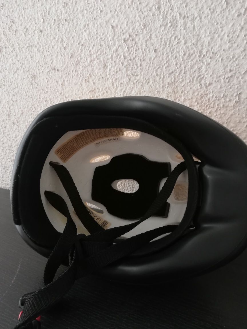 Bonito capacete de criança