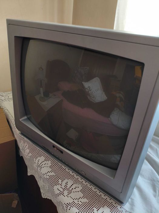 Tv com comando incluido