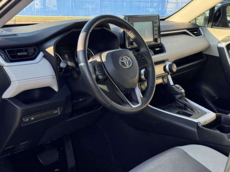 Toyota RAV4 XLE Premium      2021