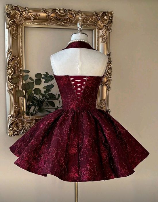 Elegancka, romantyczna, modna bordowa sukienka