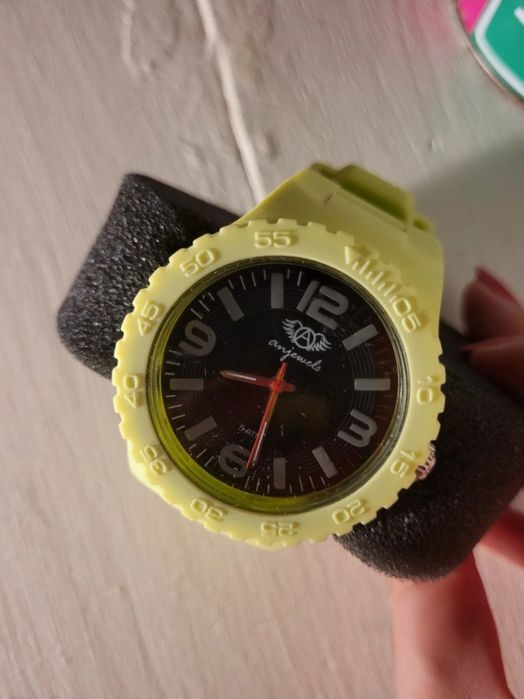Relógio verde-amarelado | Angewels