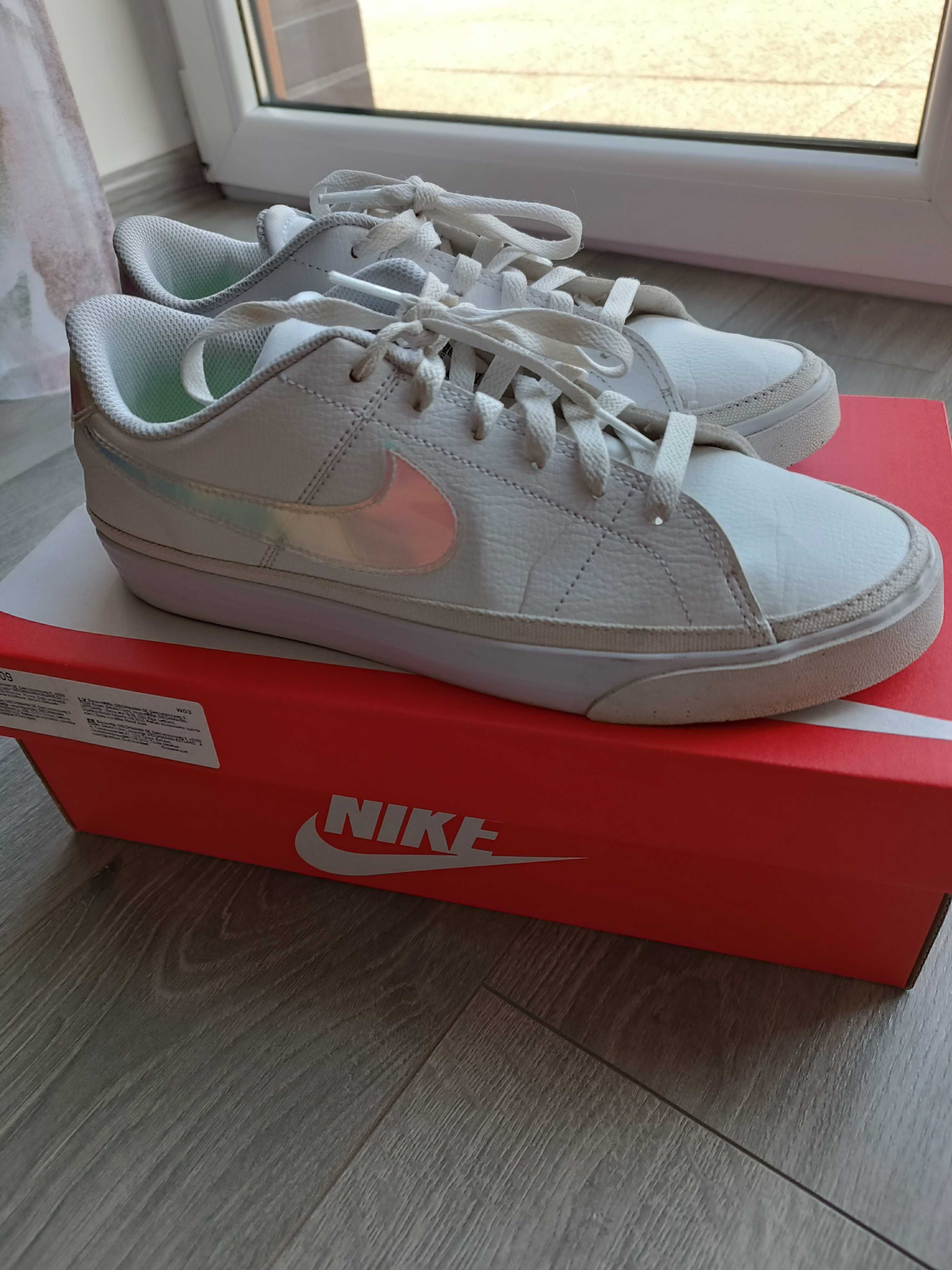 Białe nike damskie