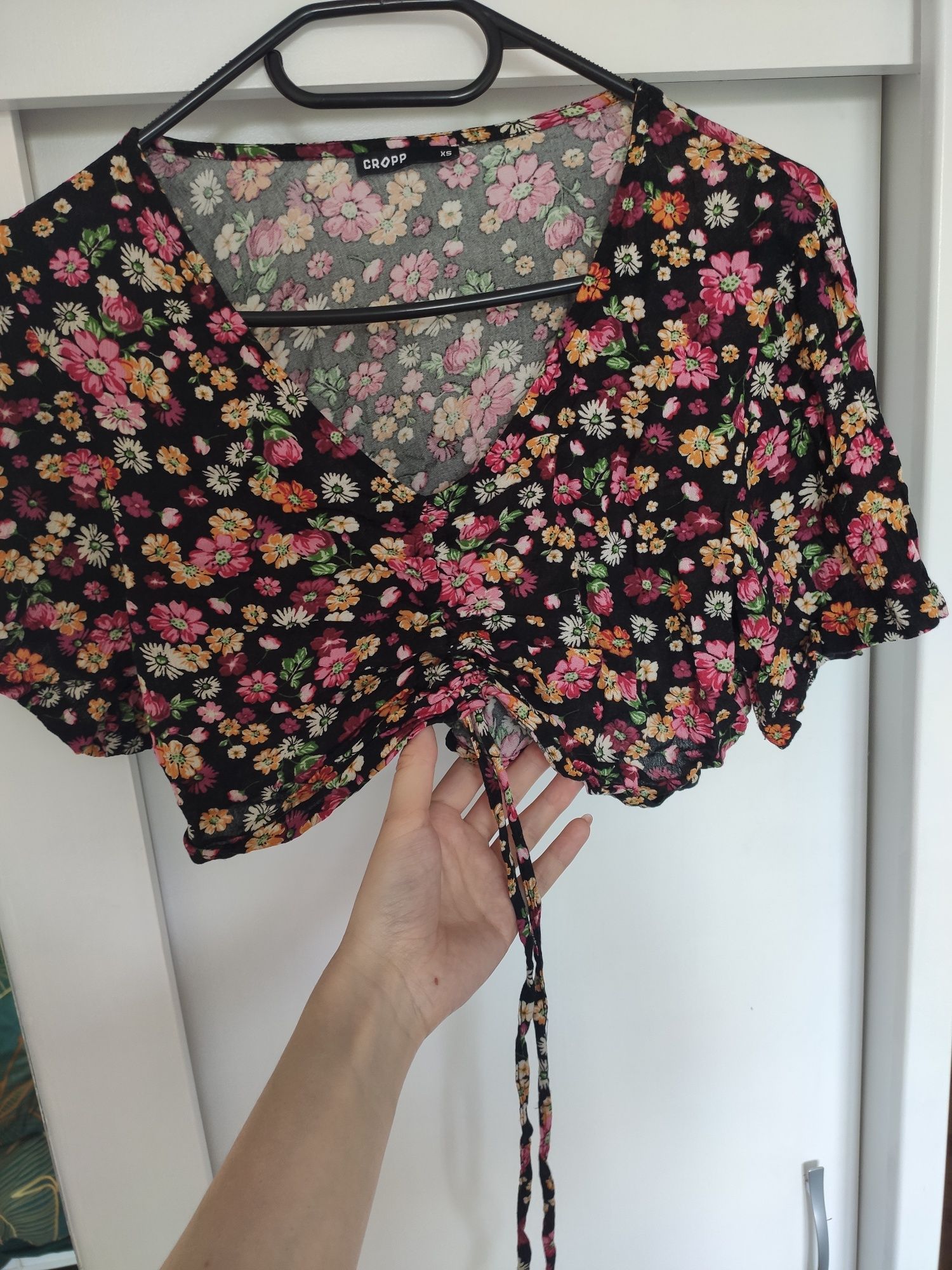 Croptop top ze ściągaczami sznurki XS cropp