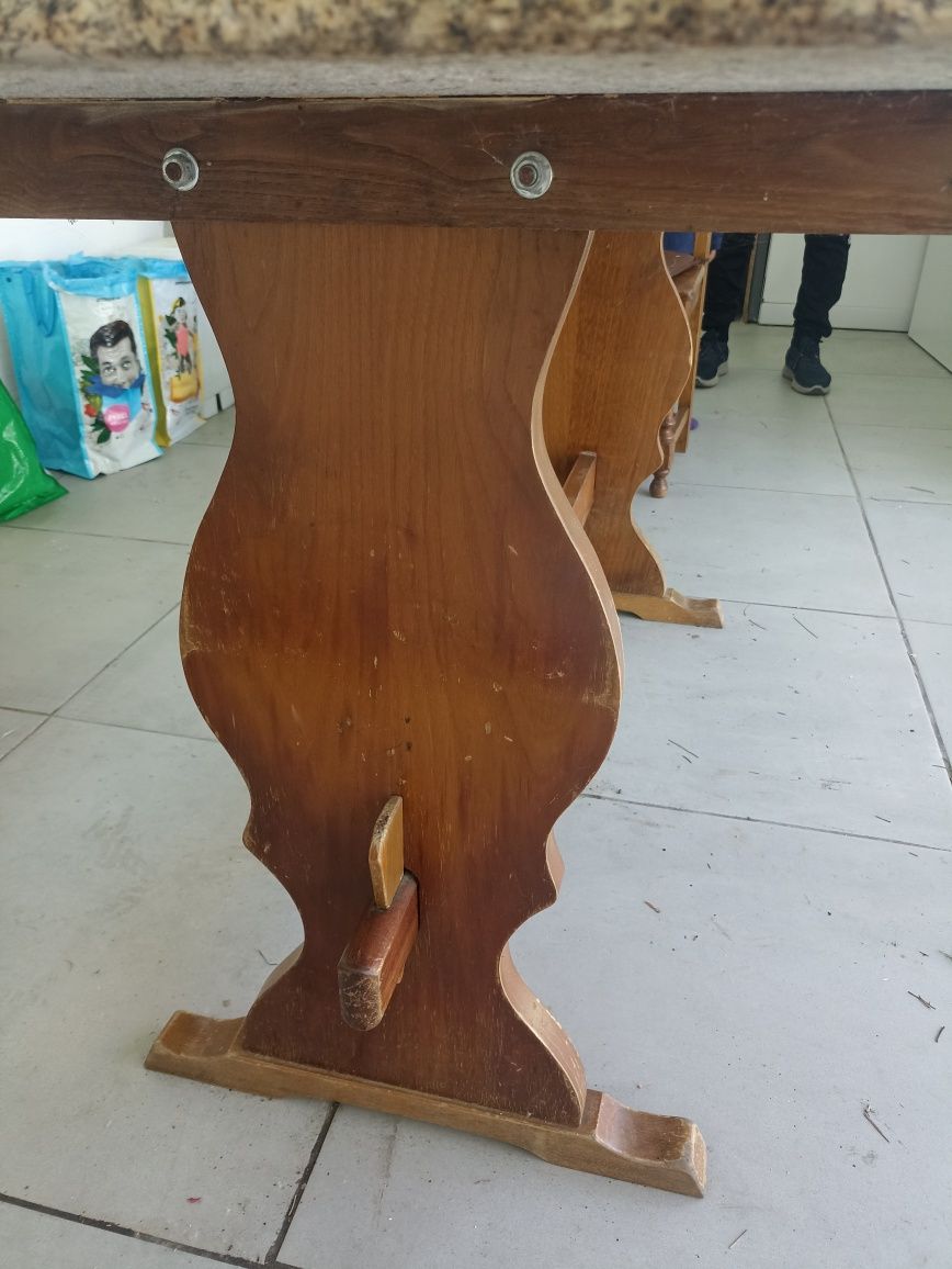 Mesa em granito e pés de madeira