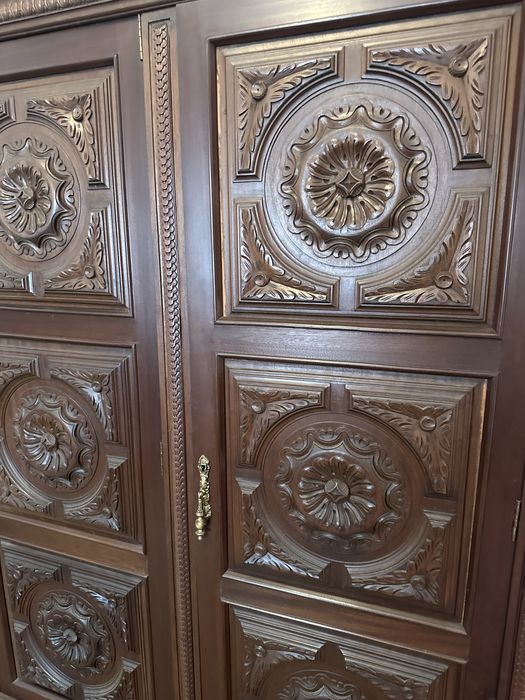 Roupeiro antigo em madeira