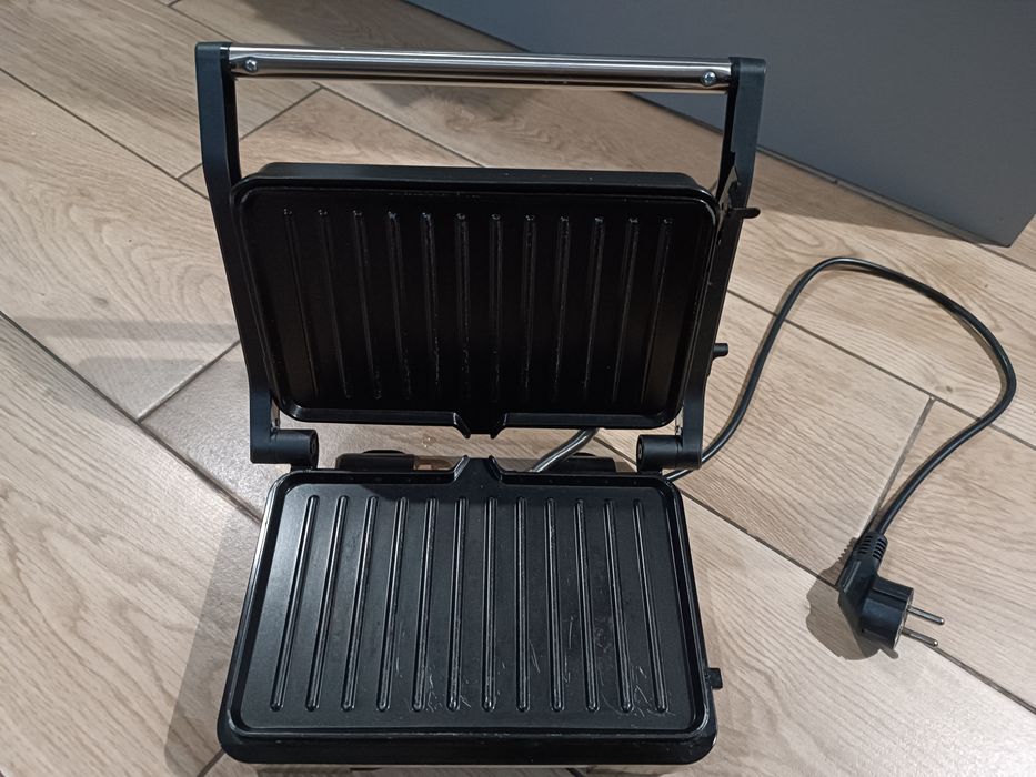 Mały funkcjonalny grill opiekacz