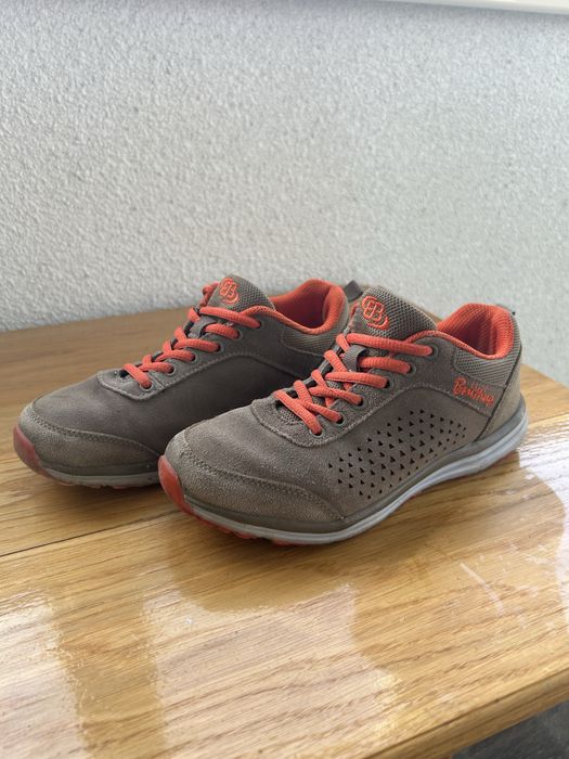 Дитячі кросівки.