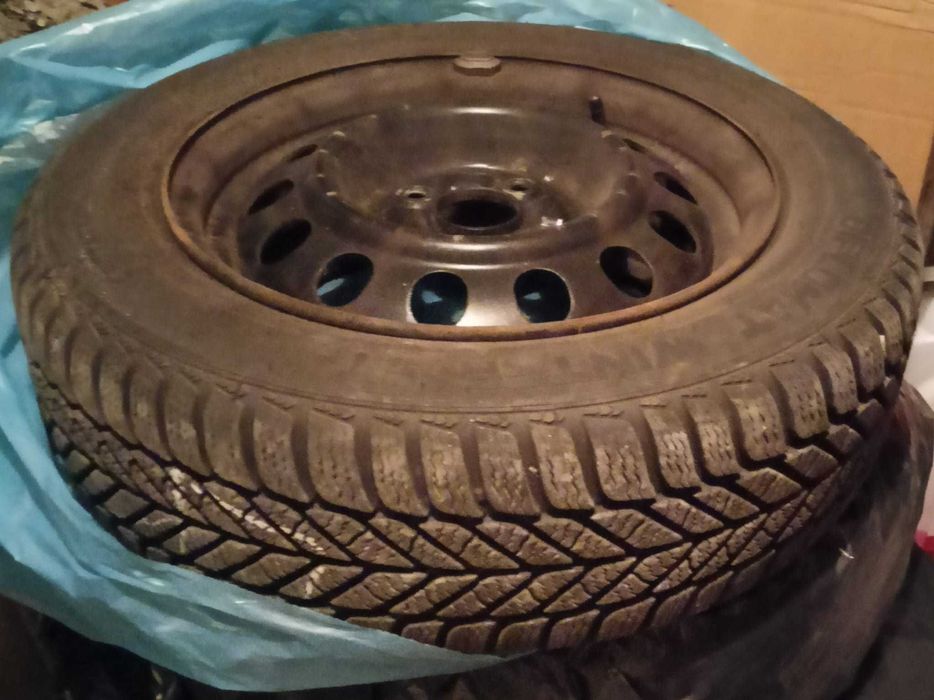 Opony zimowe wraz z felgami do Toyoty Yaris (komplet kół) + kołpaki