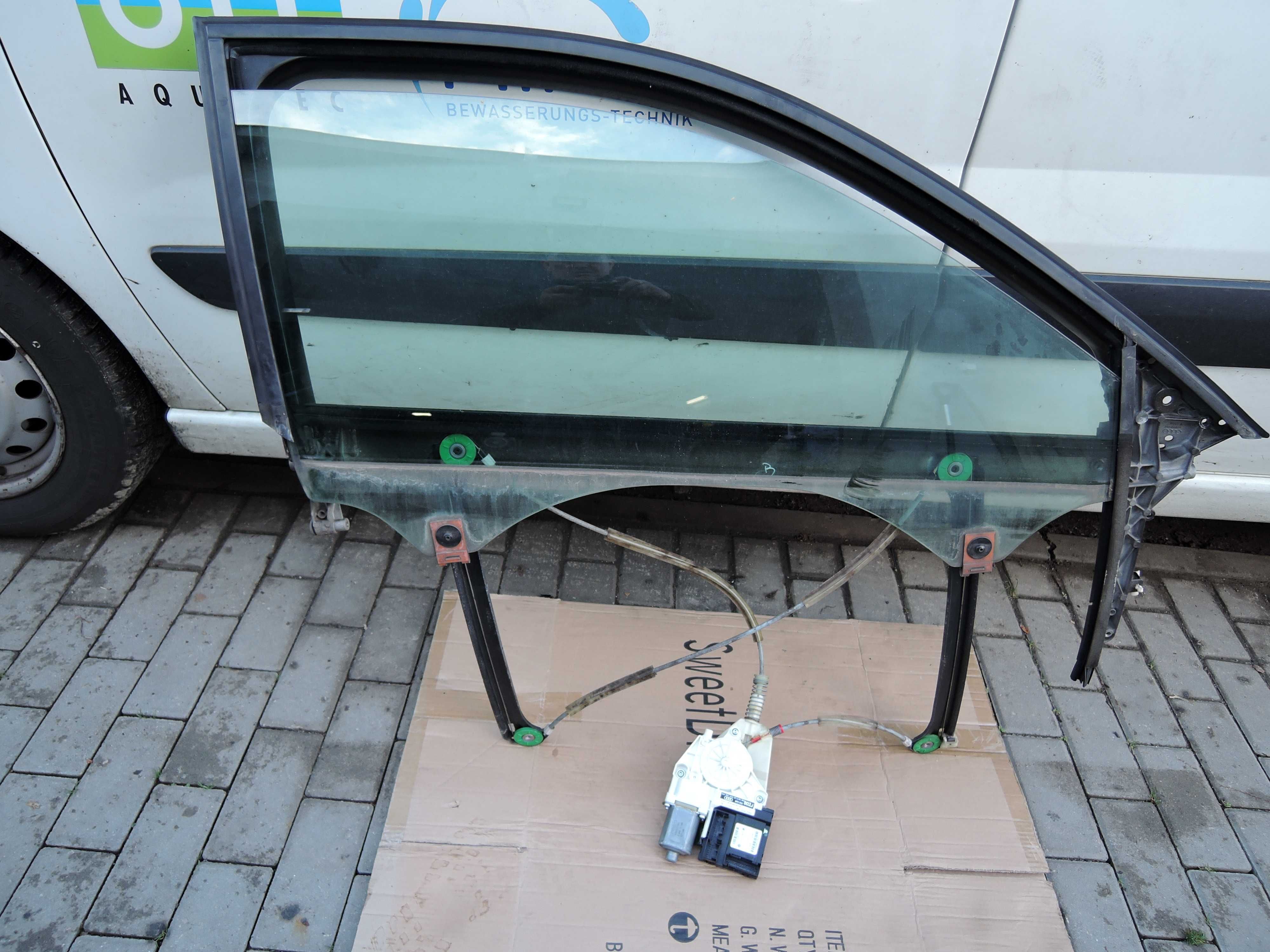 Ramka Drzwi  Szyba Podnośnik  Prawa  AUDI A3 S3 8P 3 drzwi