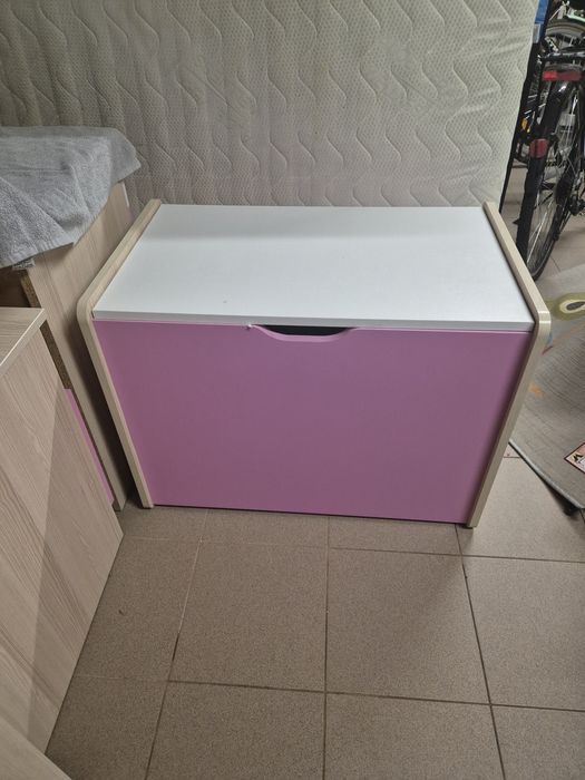 Zestaw mebli dziewczęcy, bardzo ładny.