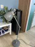 Wysoka lampa szara ikea