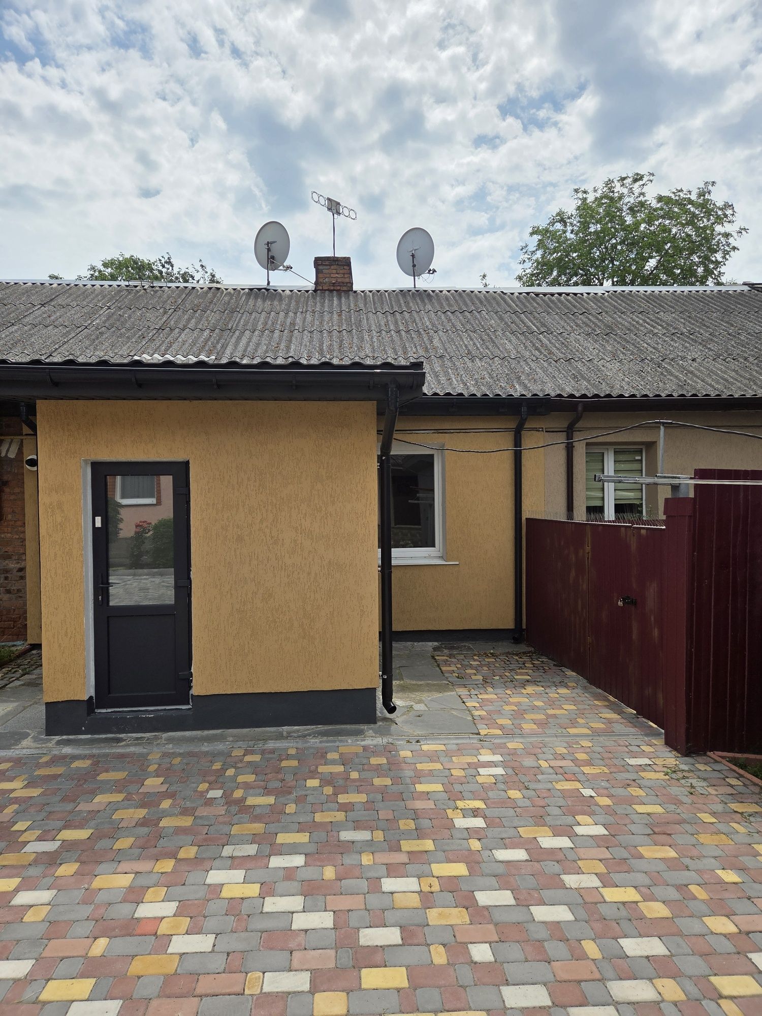 Продаж 2-кім частини будинку з ділянкою 5 сот в центр. частині міста