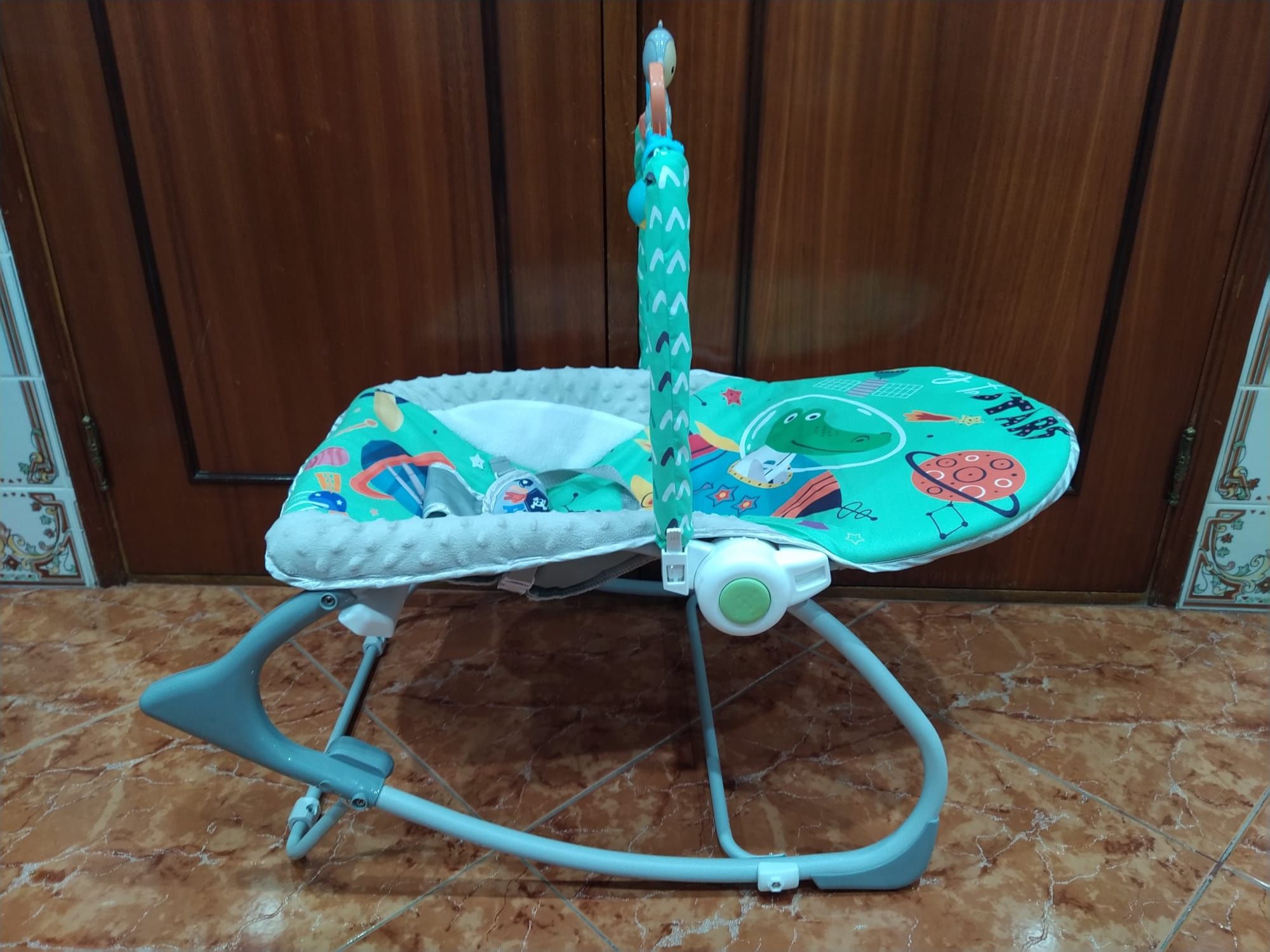 Espreguiçadeira e cadeira com atividades e música para bebé casa.