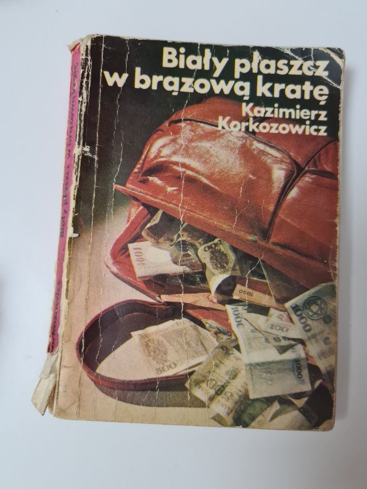 Biały płaszcz w brązową kratę - Kazimierz Korkozowicz