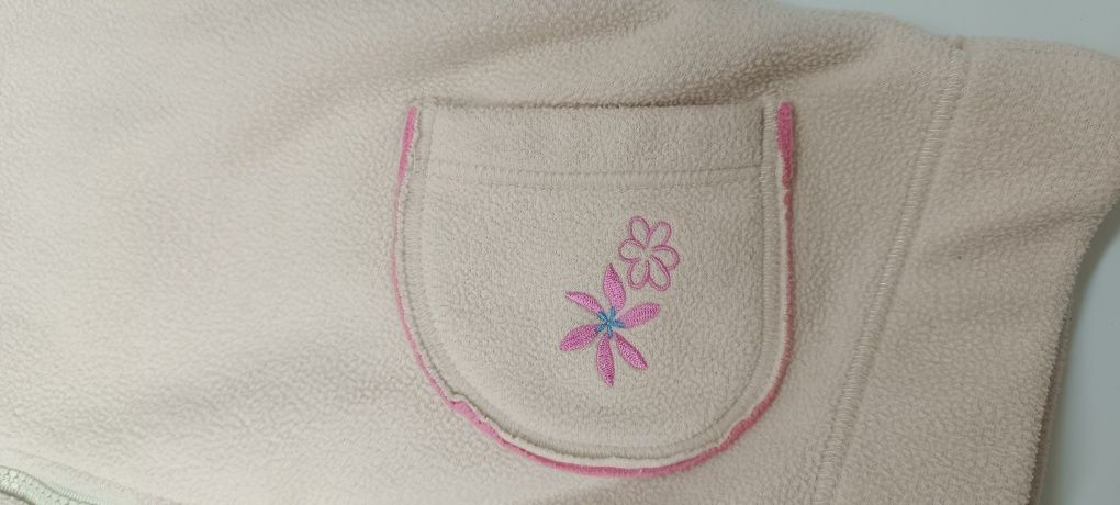 Casaco para criança 5/6 anos em bege e rosa. Com flor bordada.