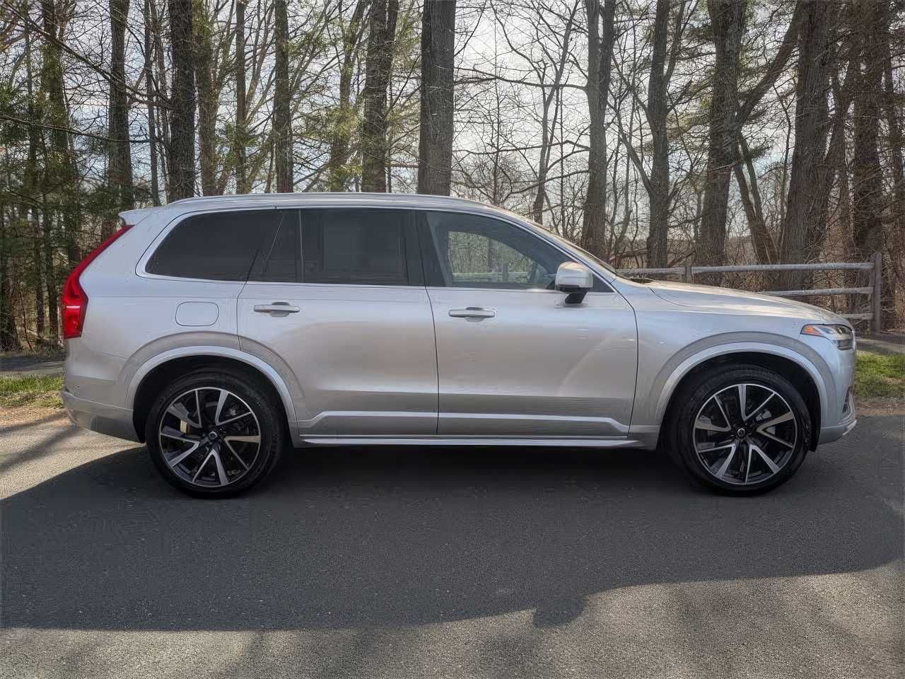 2022 Volvo XC90 T6 Momentum
