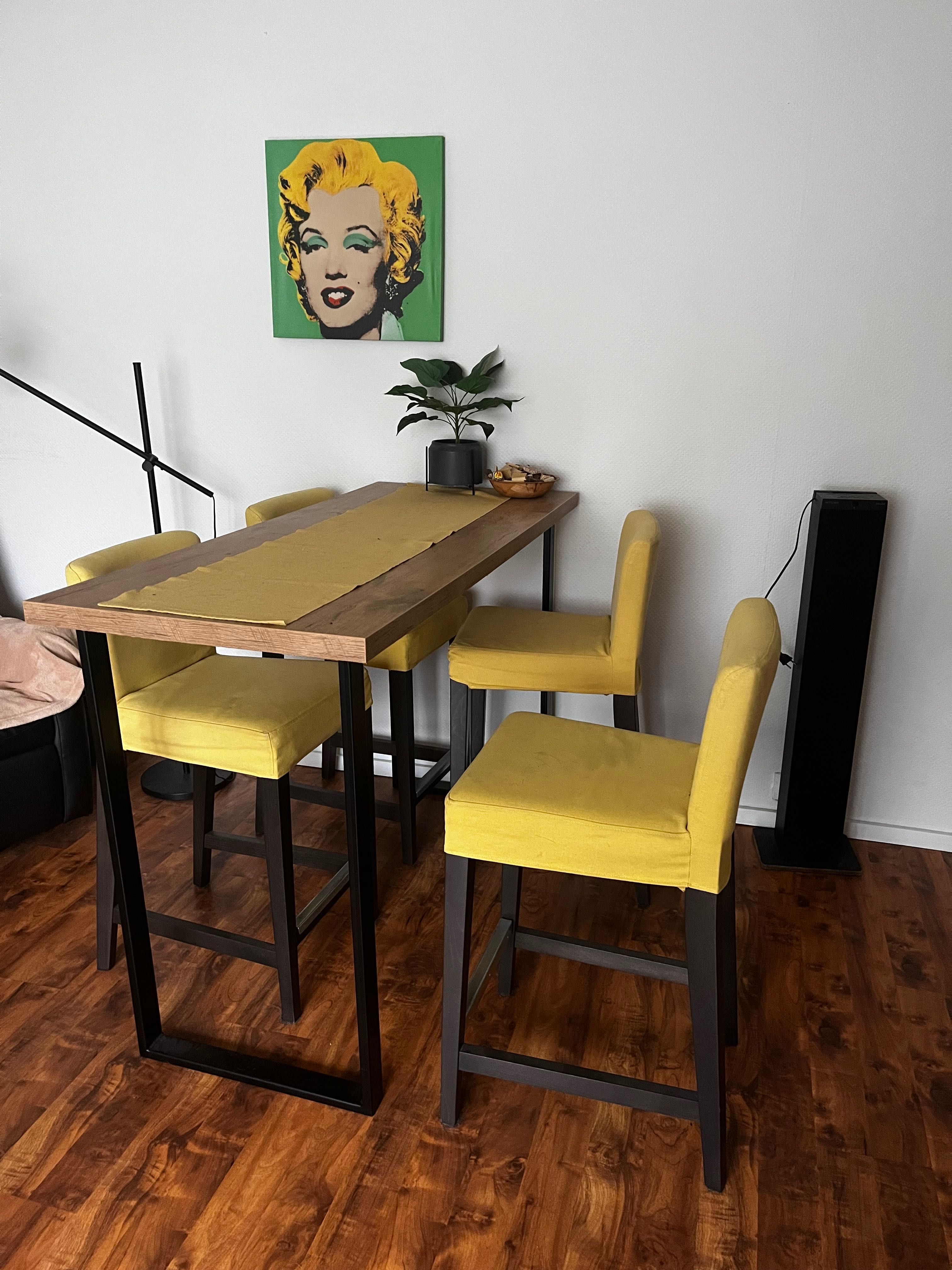 stół + 4 krzesła (hokery)