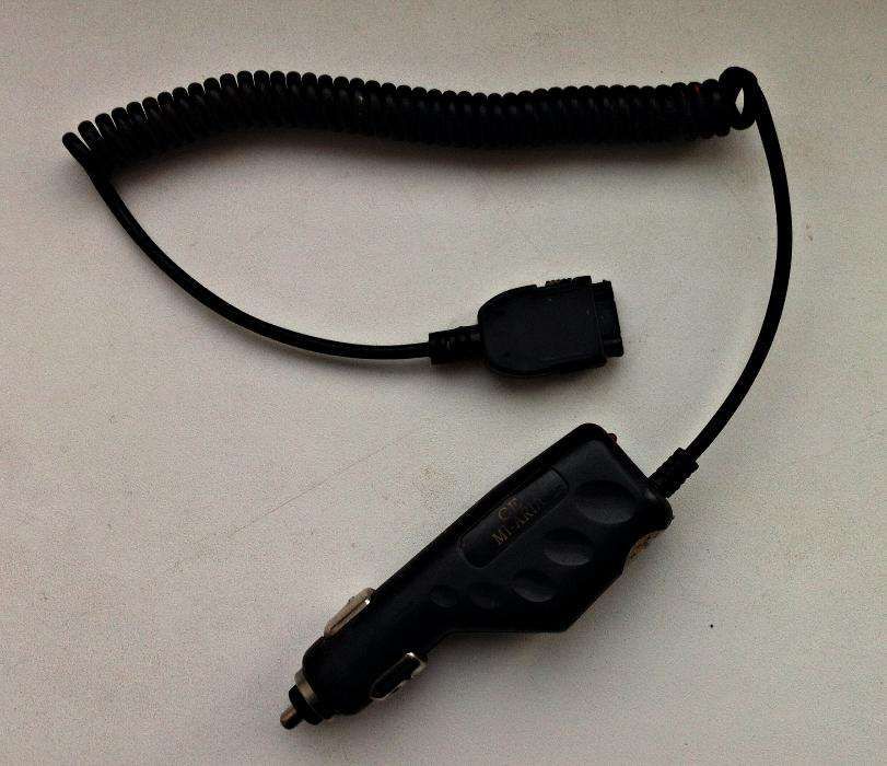 Зарядний пристрій в авто