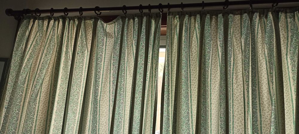 Cortinas e almofadas