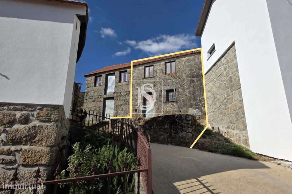 Imóvel em pedra para reconstrução no Caselho - Guardão