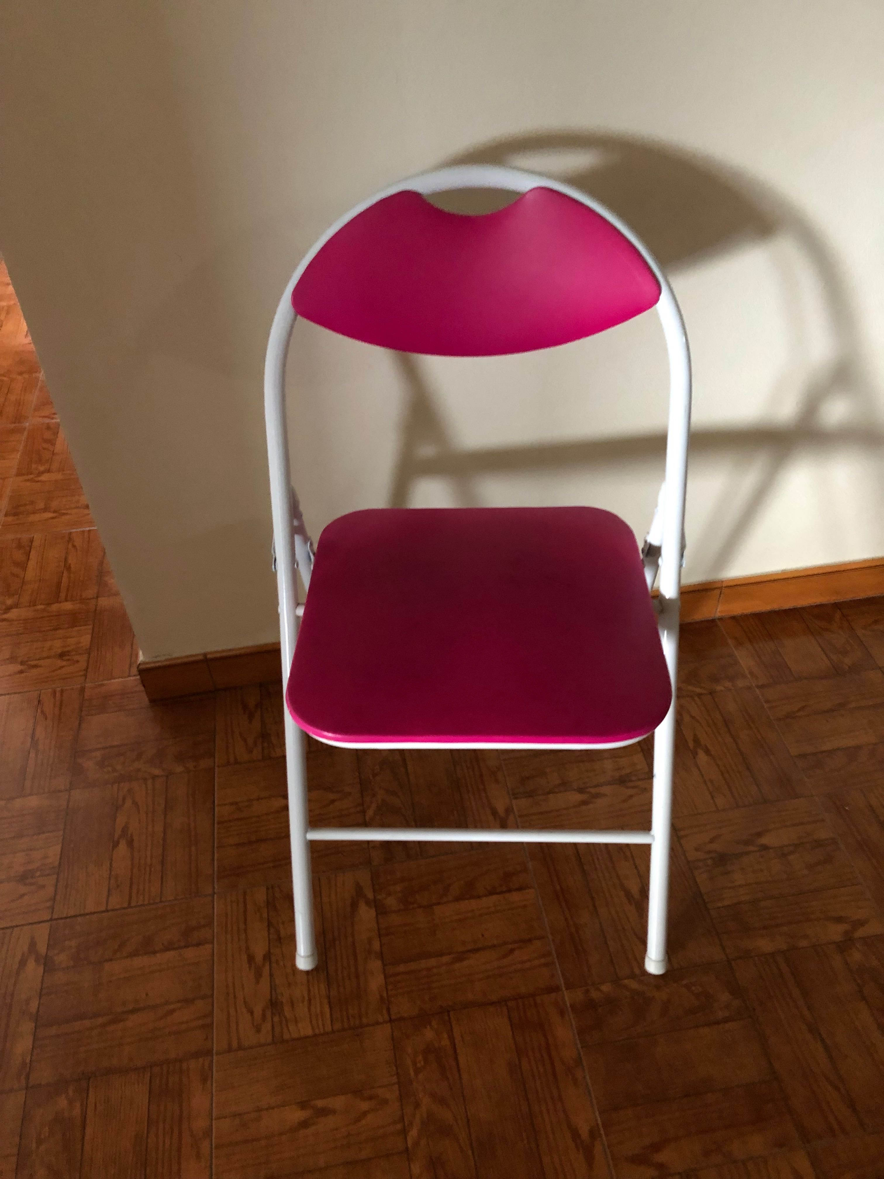 Cadeira rosa e branca