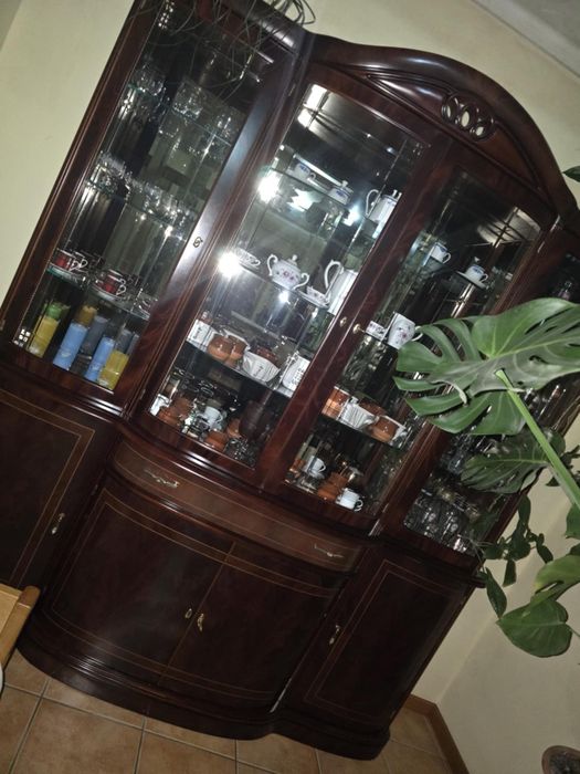 Cristaleira em madeira de qualidade