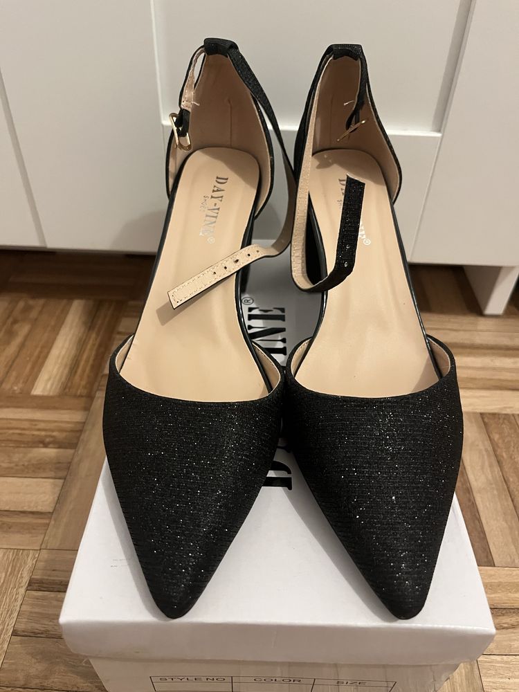 Sapatos de salto alto com brilhantes pretos