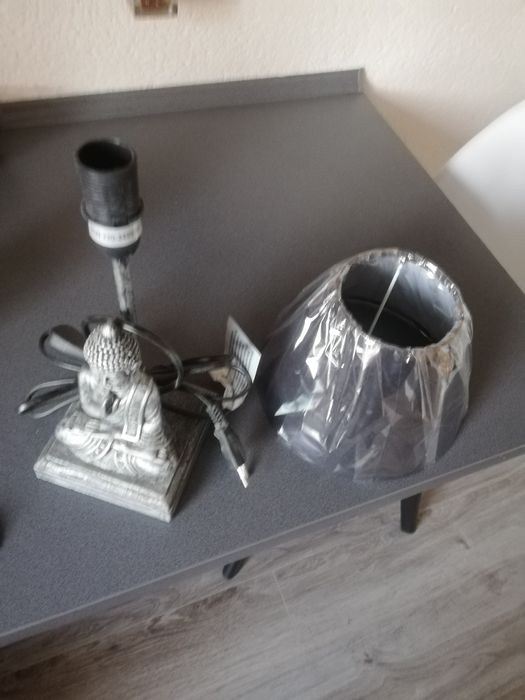 Przydam lampkę stojącą budda