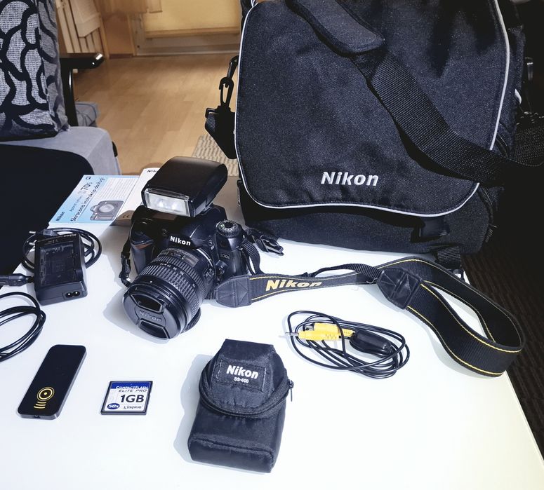 Aparat Nikon D70S z obiektywem i lampą