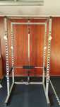 Power rack c/polia alta/baixa, barra de elevações e suporte de discos