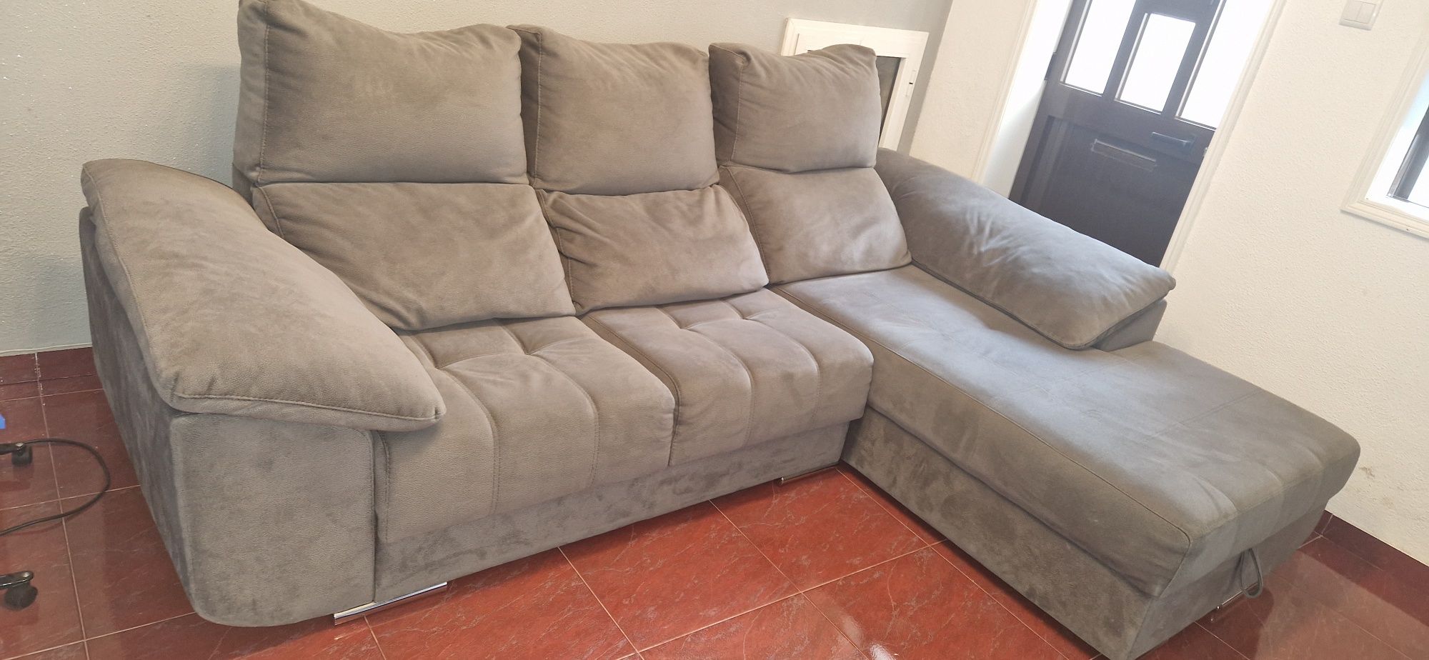 Sofá veludo cinzento c/chaise