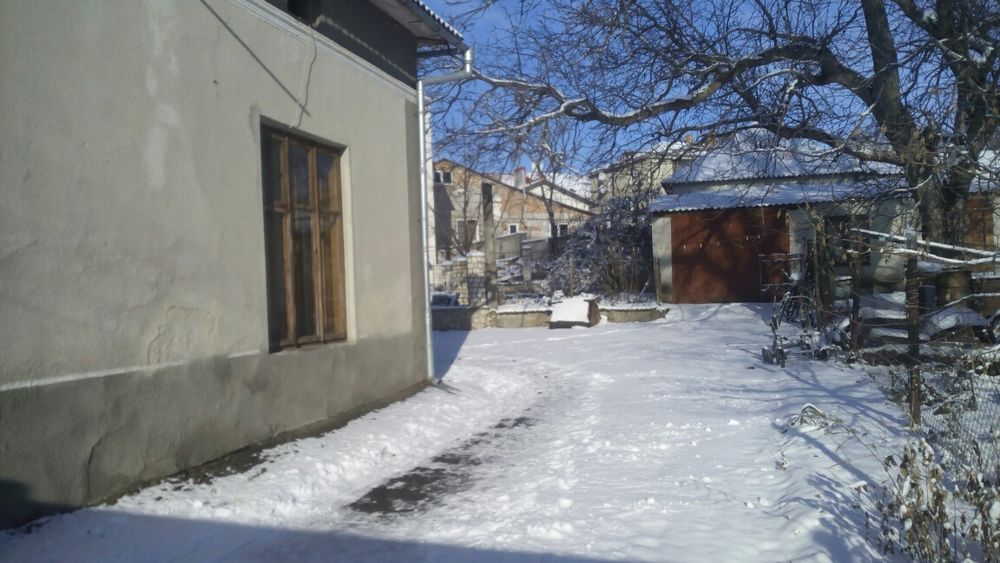 Продається будинок з гаражом та надвірною будовою