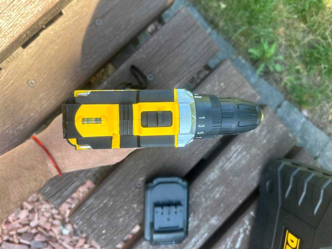 Дрель-шуруповерт на аккумуляторе DeWALT с набором инструментов в кейсе