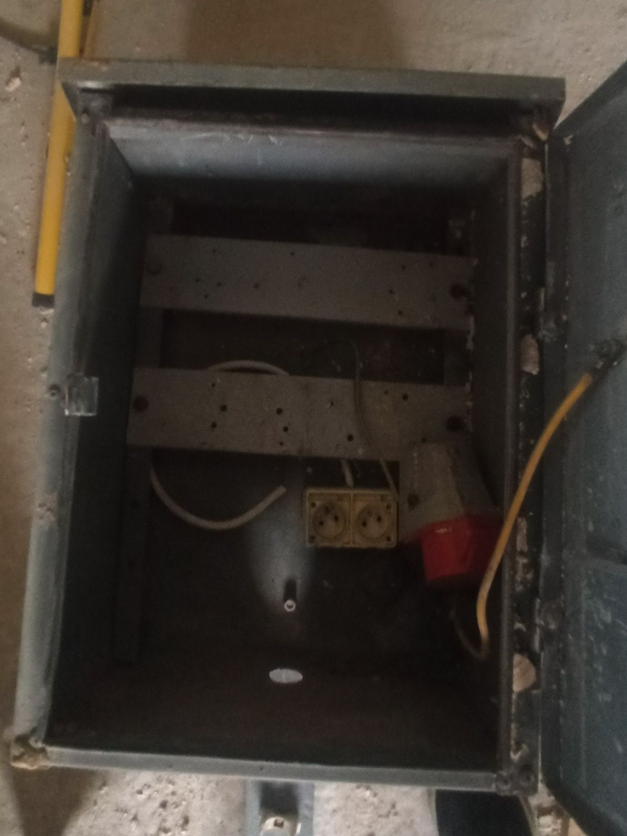 Skrzynka elektryczna budowlana