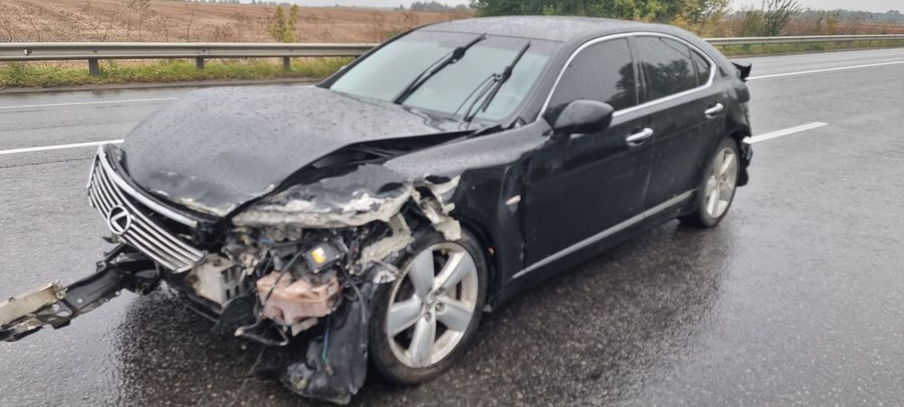 Lexus LS460 після ДТП