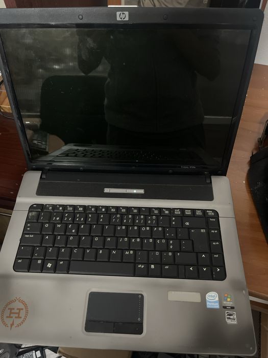 Computador HP e cabo